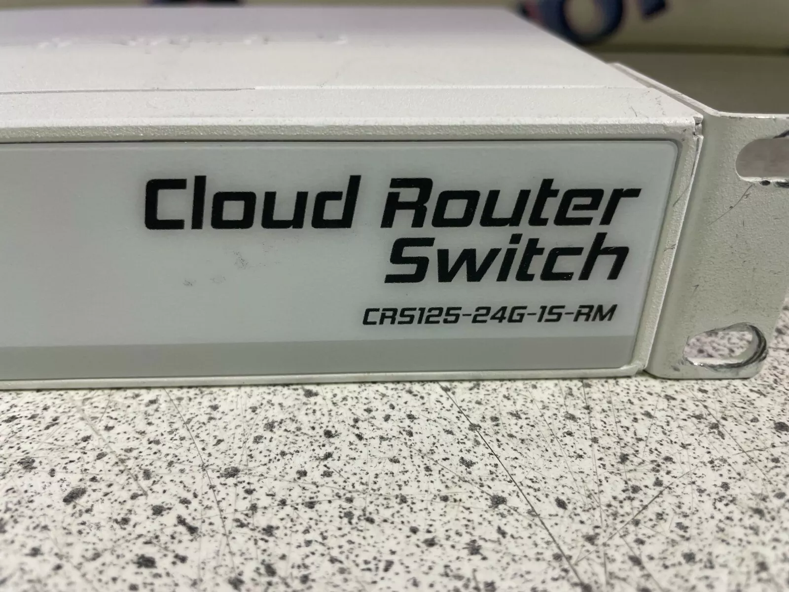 سوئیچ روتر MikroTik CRS125-24G-1S-RM با ۲۴ پورت گیگابیت اترنت و ۱ اسلات SFP، مناسب برای شبکه‌های سازمانی و نصب رک‌مونت.